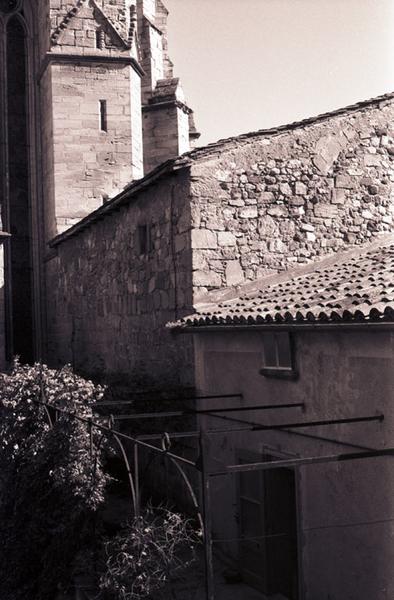 Angle sud-est du cloître et façades nord du presbytère et de la sacrisite.