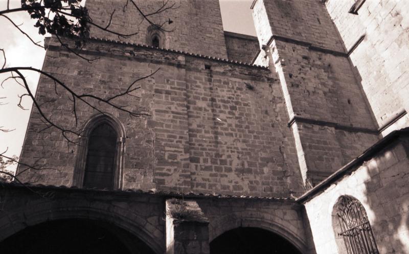 Angle nord-ouest du cloître et base du clocher.