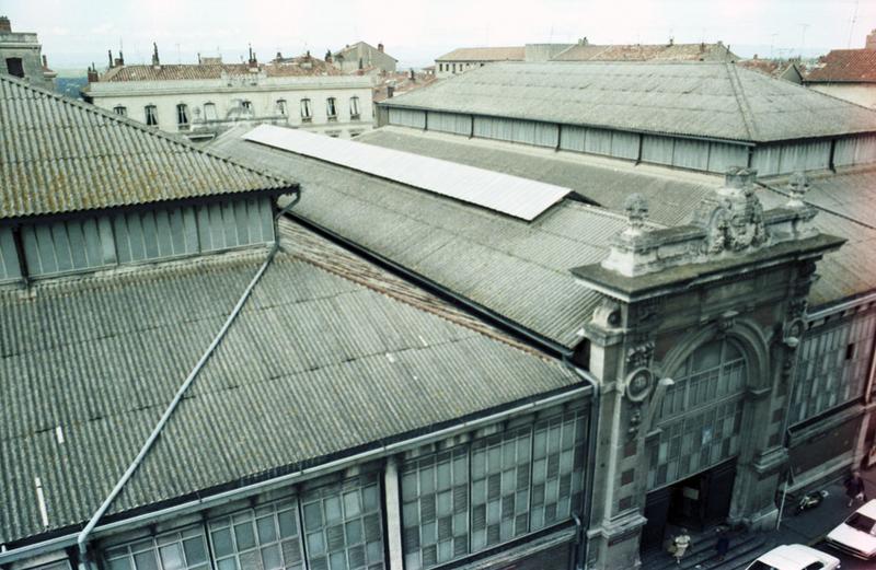 Vue plongeante depuis l'étage d'un immeuble voisin.