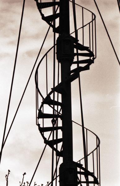 Partie médiane : escalier en vis : détail.