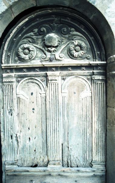 Porte à vantaux sculptés.