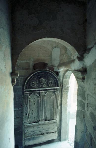 Porte à vantaux sculptés.