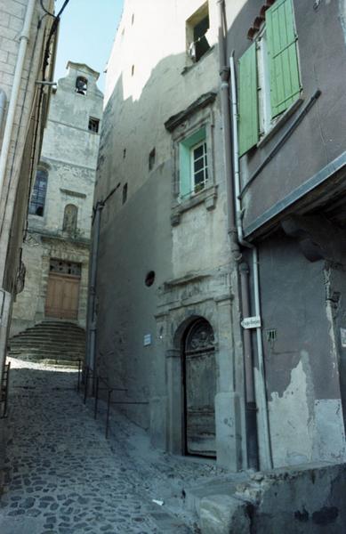 Rue avec, au second plan, la façade de la chapelle du couvent des benédictines de Notre-Dame de Gorjan.