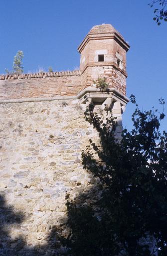 Vue extérieure du fort: échauguette.