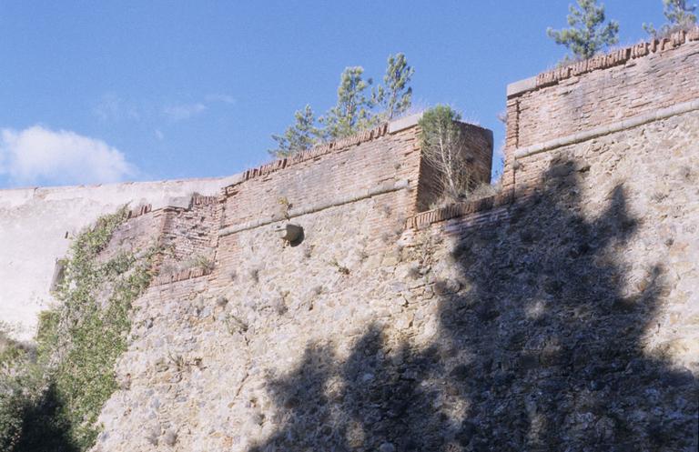 Vue extérieure du fort: créneau.