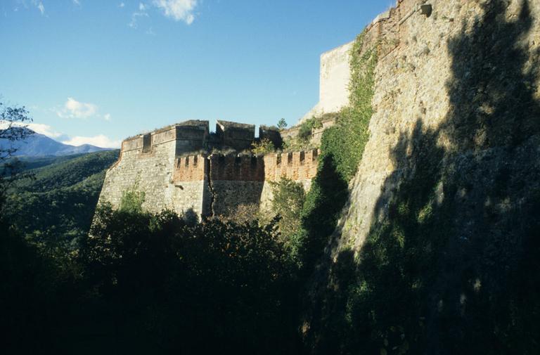 Vue générale du fort: remparts et créneaux.