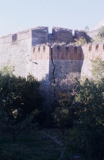 Vue générale du fort: remparts et créneaux.