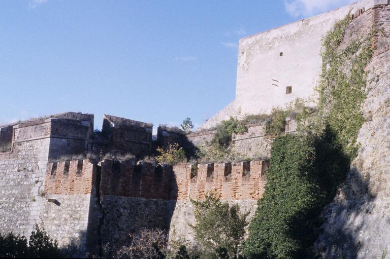 Vue générale du fort: remparts, créneaux et bâtiment principal.