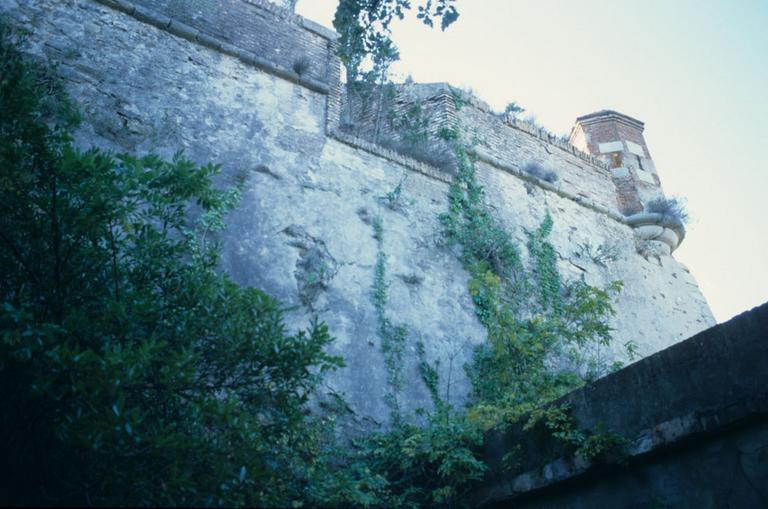 Vue extérieure: échauguette et créneaux.