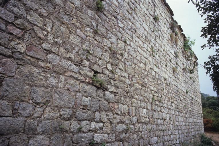 Mur latéral de la chapelle.