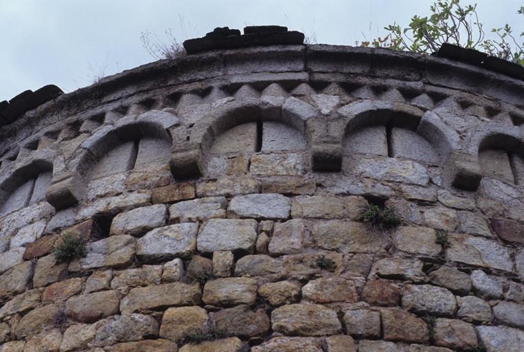 Chevet : détail des bandes lombardes.