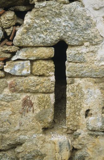 Détail: ouverture dans un mur.