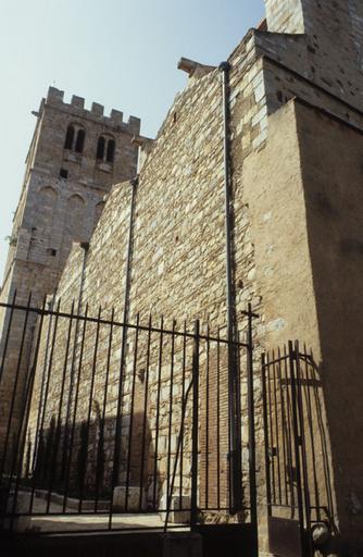 Vue extérieure : façade latérale ; clocher.