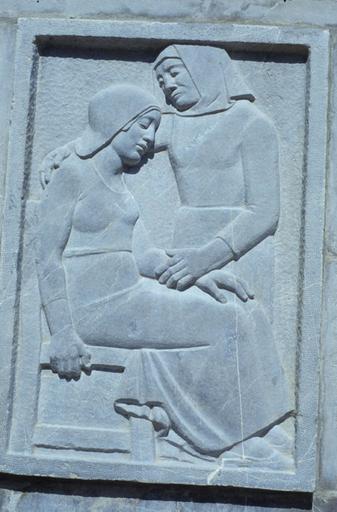 Détail : bas relief avec deux femmes.