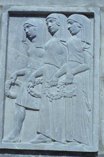 Détail : bas relief avec trois femmes.