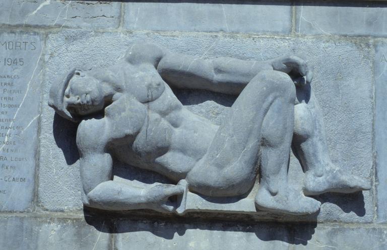 Détail : bas relief homme allongé.