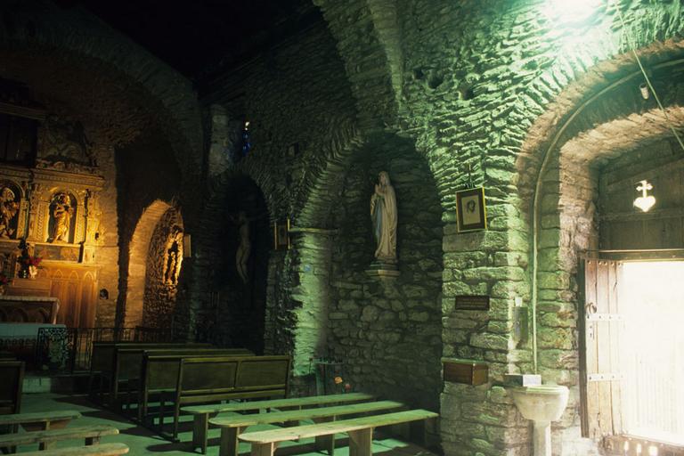 Nef ; niches ; Retable.