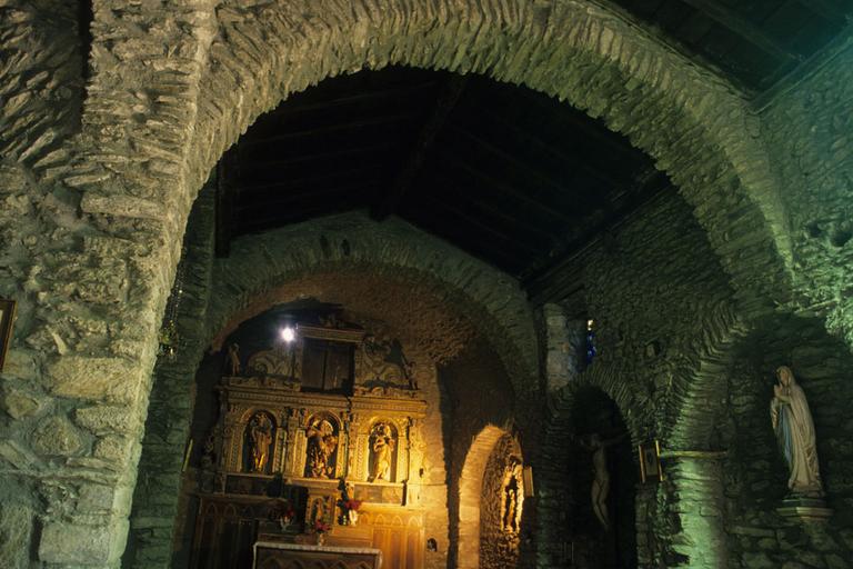 Arches ; Retable en fond.