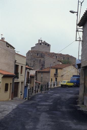 Eglise vue d'une rue du village.