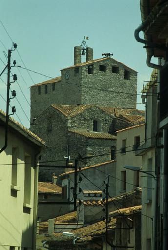 Eglise vue d'une rue du village.