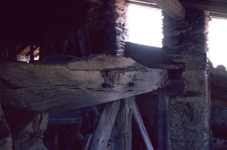 Intérieur de l'église : fenêtres ; charpente en bois.