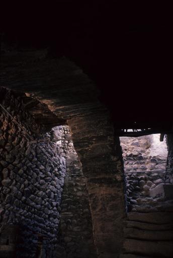 Intérieur : murs et arche en pierres.