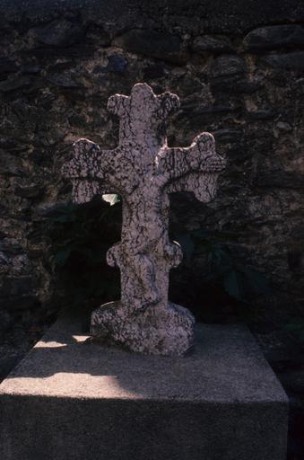 Croix sculptée près de l'église.