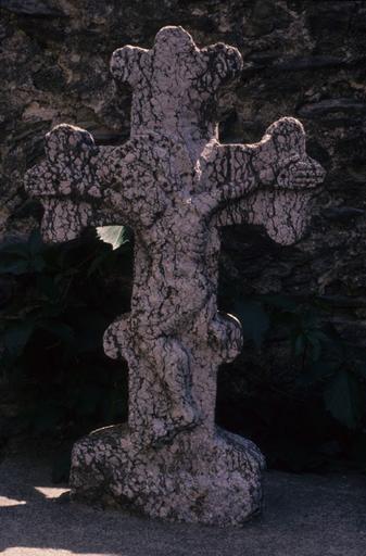 Croix sculptée près de l'église.