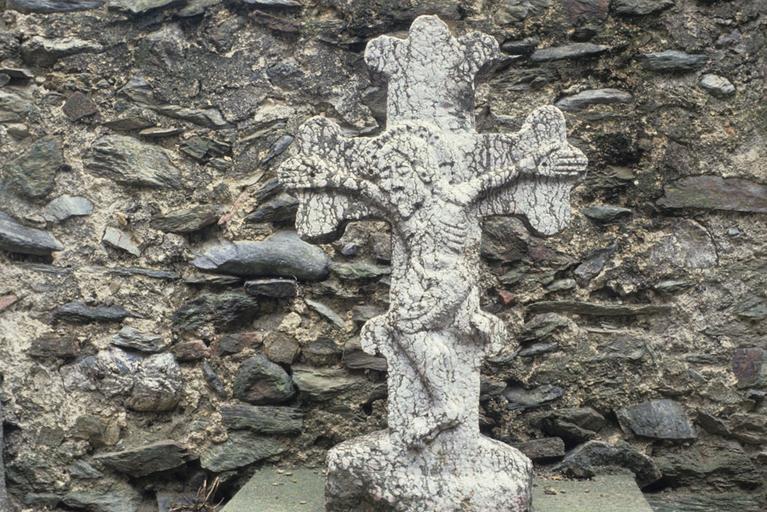 Croix sculptée près de l'église.