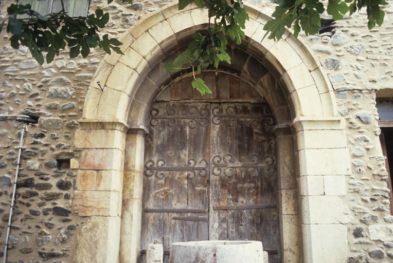 Portail de l'église : vue rapprochée.