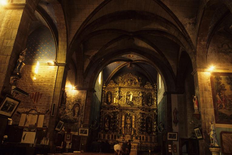 Intérieur de l'église : retable.