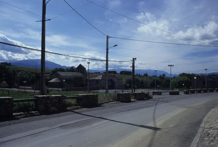 Vue éloignée de l'église.