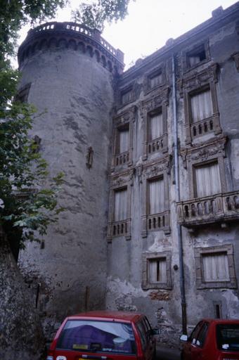 Façade avec tour.