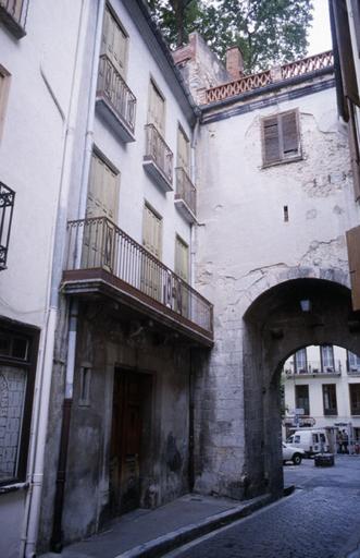 Porte de France côté petite façade.