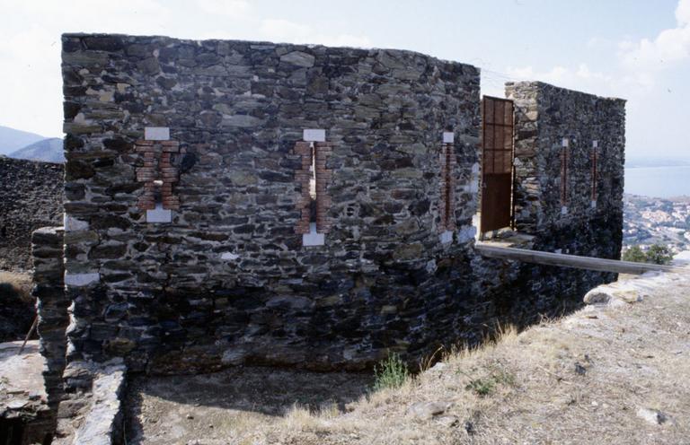 Fortifications avec meurtrières.