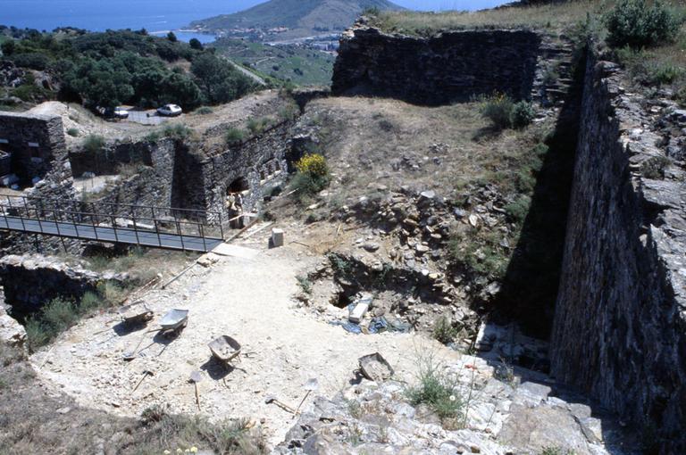 Cour à l'intérieur des fortifications.