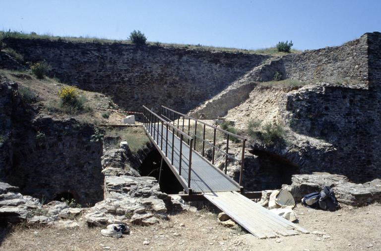 Accès au fort par dessus les douves.