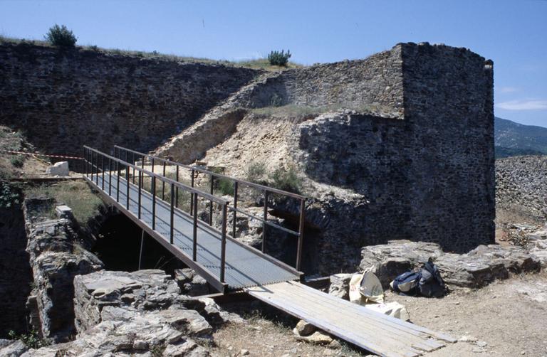 Accès au fort par dessus les douves : ancien pont levis.