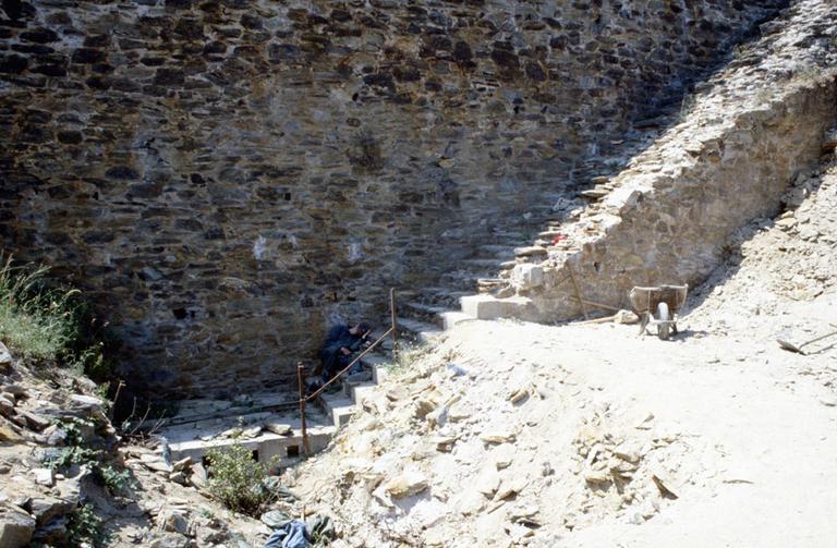 Escalier le long des fortifications.