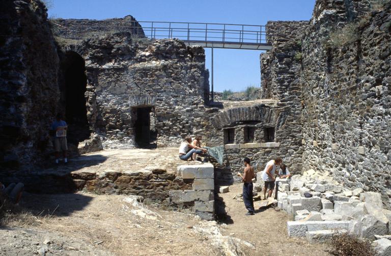 Intérieur du fort : restauration.