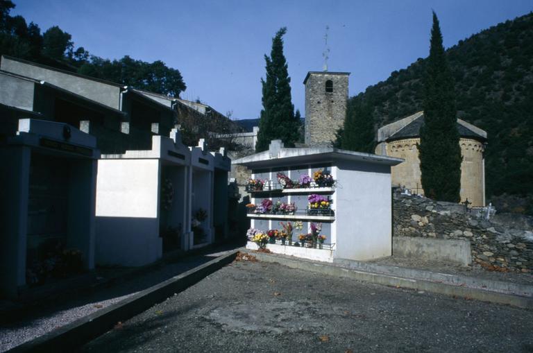 Abords : cimetière.