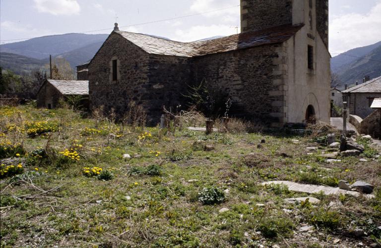 Vue générale : église ; ancien cimetière.