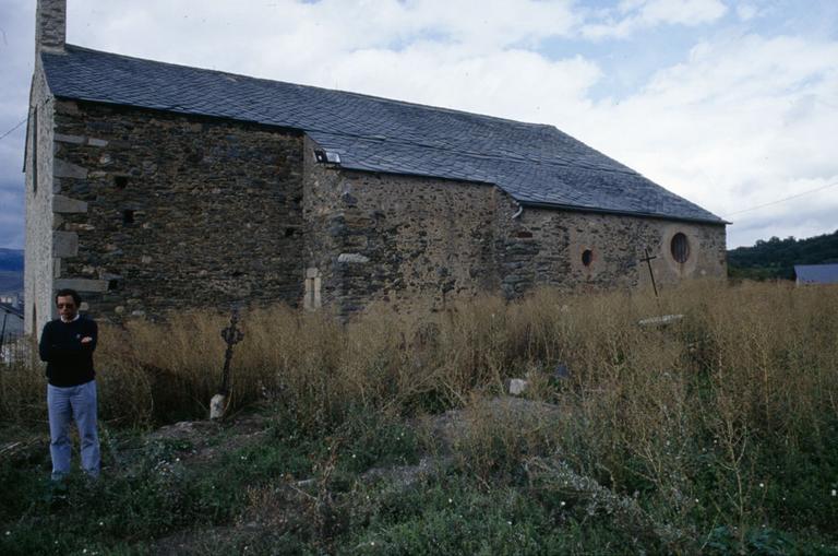 Vue générale : chapelle ; ancien cimetière.