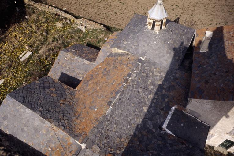 Chapelle Sainte-Marie : vue des toitures depuis le clocher.