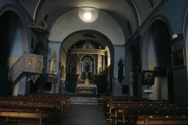 Intérieur de l'église : nef.