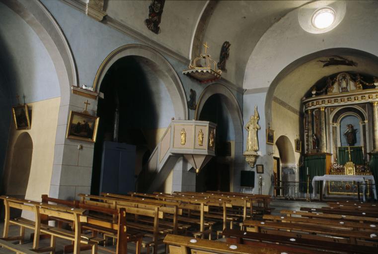 Intérieur de l'église : nef.