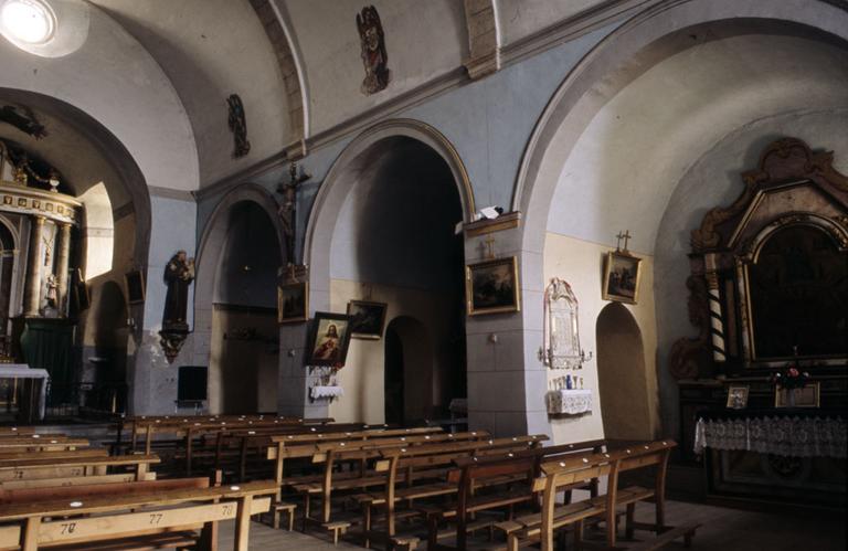 Intérieur de l'église : chapelles.