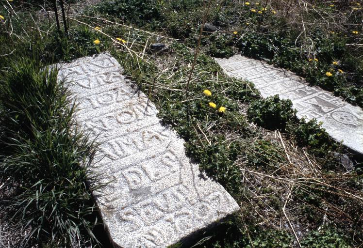 Ancien cimetière : dalles.