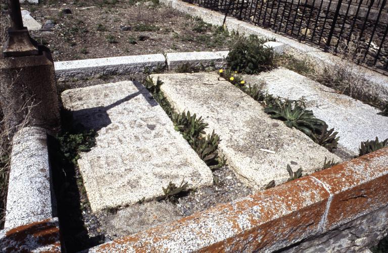 Ancien cimetière : dalles.