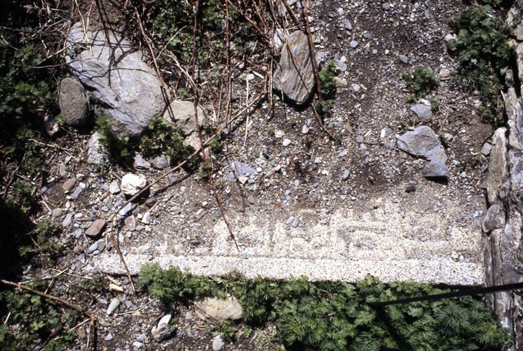 Ancien cimetière : dalle.